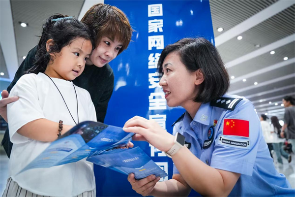 築牢網絡安全防線 移民管理警察在行動_fororder_王江寧2
