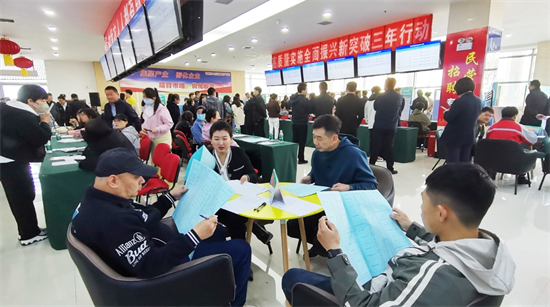 阜新市舉辦“春暖阜新·興企護航”保用工促就業助振興全域聯動大型招聘會_fororder_0507_1