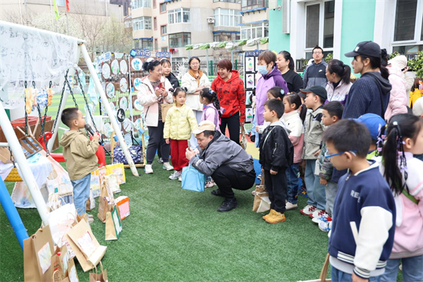 瀋陽市大東區教育局二〇五幼兒園將扎染技藝搬進課堂_fororder_教育205-2