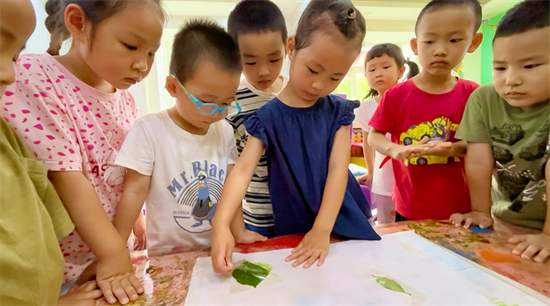 瀋陽市鐵西區實驗幼兒園開展植物拓染之旅課程_fororder_教育鐵西幼兒園2