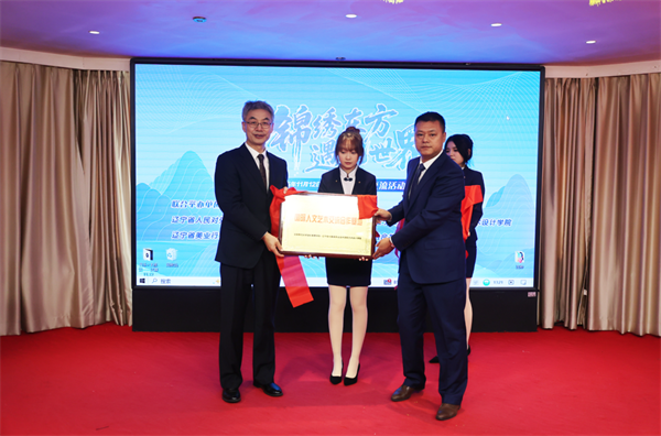 (圖勿刪)“錦繡東方 遇見世界”沈城上演跨國文化盛宴_fororder_旗袍5