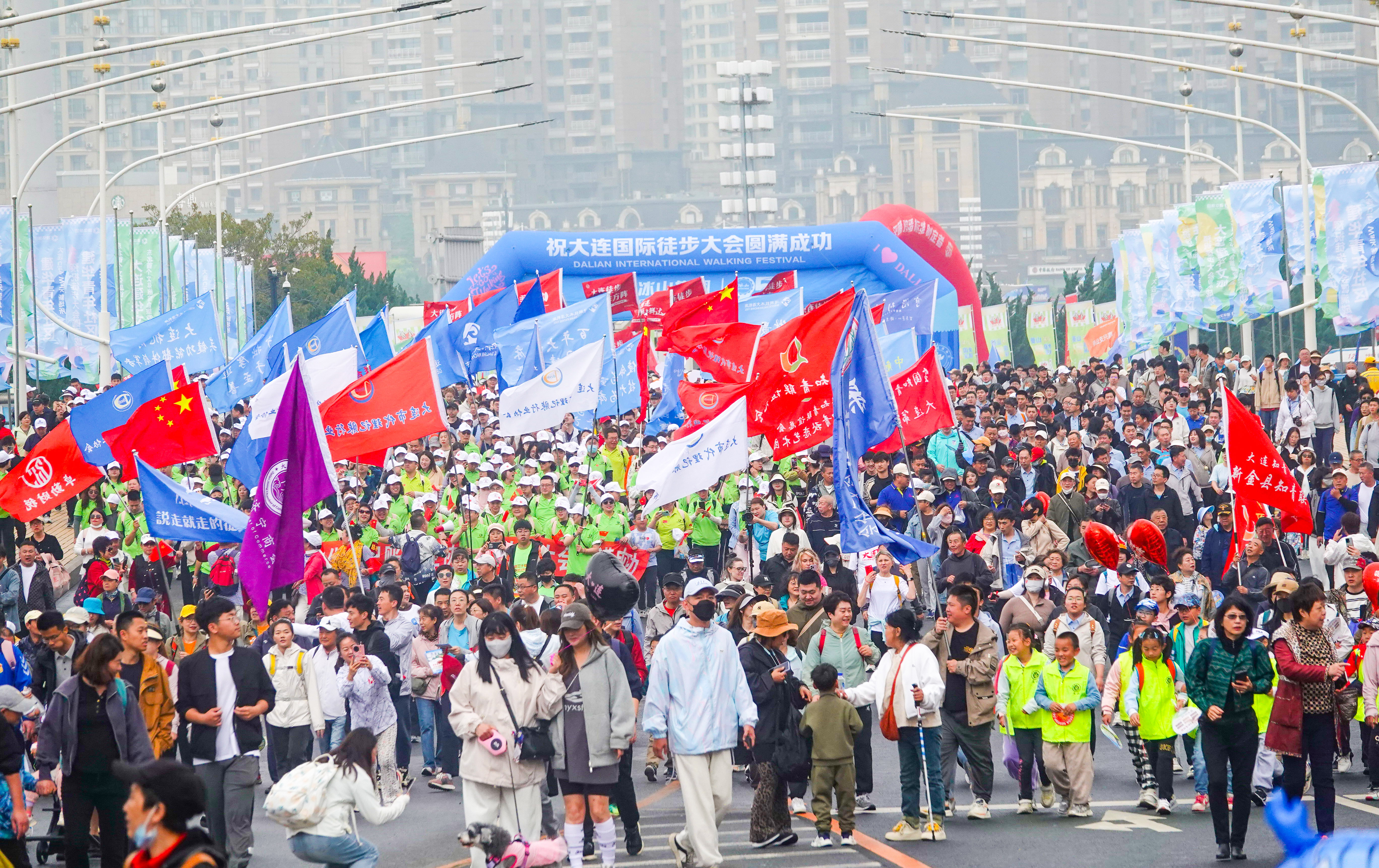 第23屆大連國際徒步大會盛大啟幕 數十萬中外徒步愛好者共赴海濱盛會_fororder_未命文件