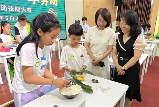 瀋陽杏壇小學開展“傳承文化、粽享勞動”主題項目式學習活動_fororder_教育包粽子