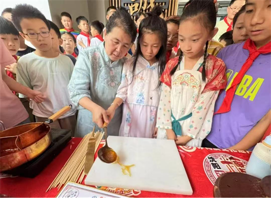 瀋陽市南京一校長白島第一小學“行走的開學第一課”邀請非遺人進校園_fororder_教育南京一2