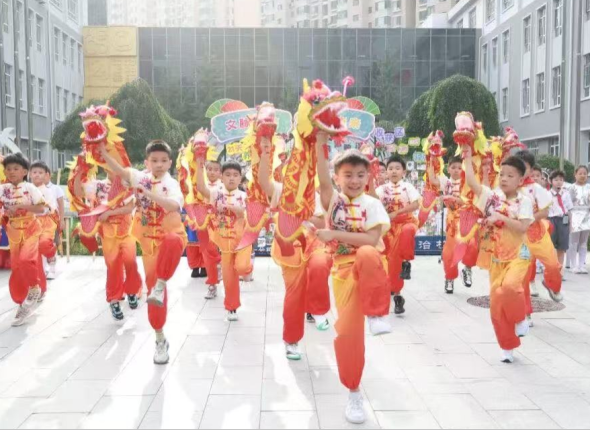 瀋陽市南京一校長白島第一小學“行走的開學第一課”邀請非遺人進校園_fororder_教育大圖