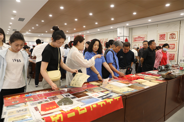 瀋陽大東區長安社區舉辦“追尋·傳承”紅色文物文獻展_fororder_常大東