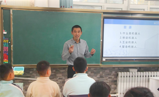 瀋陽杏壇小學中年部開展機器人技術科普進校園活動_fororder_教育機器人1