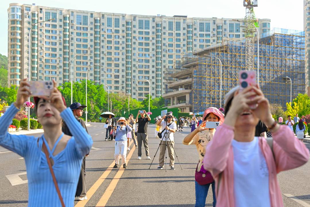 大連：大船穿樓 海上飛“車”