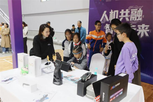 2025渾南科技城首屆人機競技秀舉行_fororder_馬靜渾南科技3