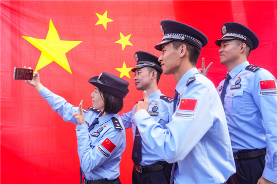 中朝友誼橋舉行國慶升旗儀式_fororder_圖片 4
