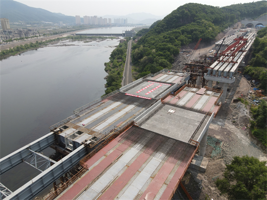 （待核實）本桓高速威寧互通B、C匝道上跨鐵路鋼箱梁頂推施工完成_fororder_中鐵本桓高速項目一工區2