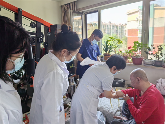 等圖】黨員下沉一線！瀋陽市皇姑區“健康禮包”送進千家萬戶_fororder_微信圖片_20250623151140