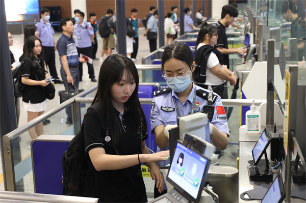瀋陽邊檢站高效保障韓國高中生交流團順利入境_fororder_馬靜邊檢1