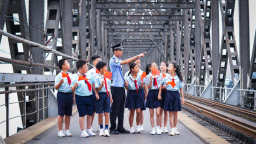 丹東：移民管理警察化身“歷史老師”