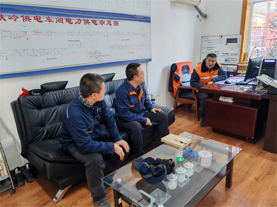 鐵嶺供電公司:電鐵聯動共保輸電線路安全_fororder_鐵嶺供電1