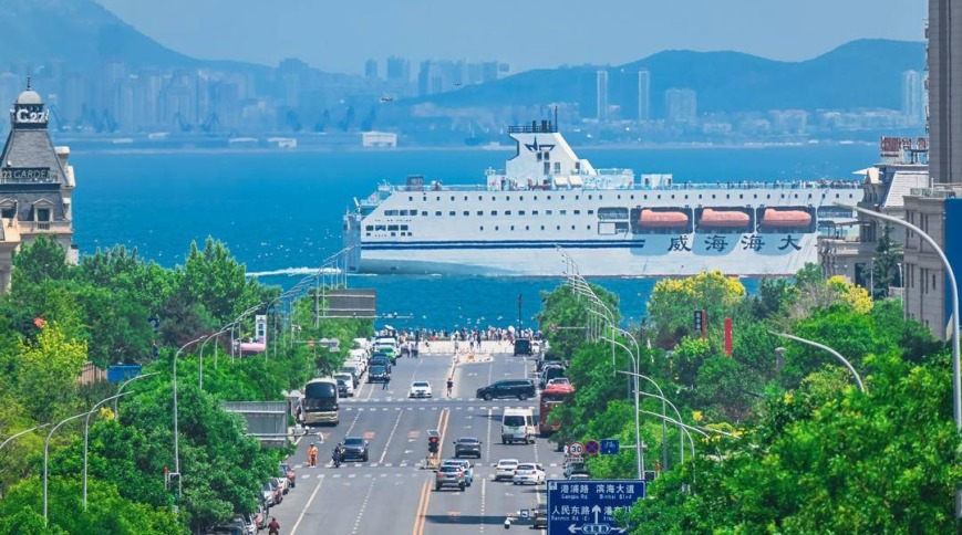 大連：大船穿樓 海上飛“車”