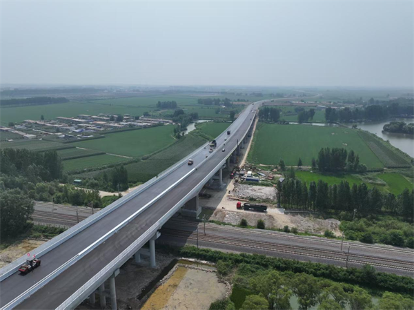 淩綏高速公路全線瀝青路面攤鋪完成_fororder_楊薇高速