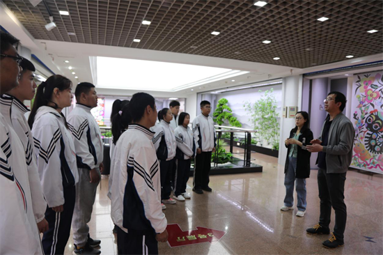瀋陽春暉特教學校聾生版畫作品在瀋陽市美術館展出_fororder_教育版畫2