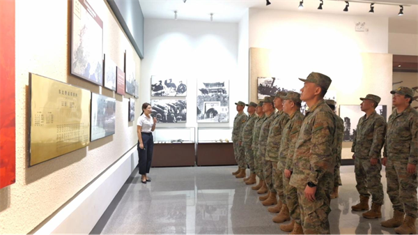 錦州軍地舉行烈士紀念日祭掃活動 深切緬懷革命先烈_fororder_錦州軍區5