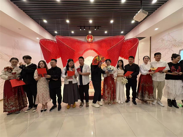 瀋陽“5·20”集體結婚登記花樣百齣，婚俗改革煥發新活力_fororder_馬靜520-4