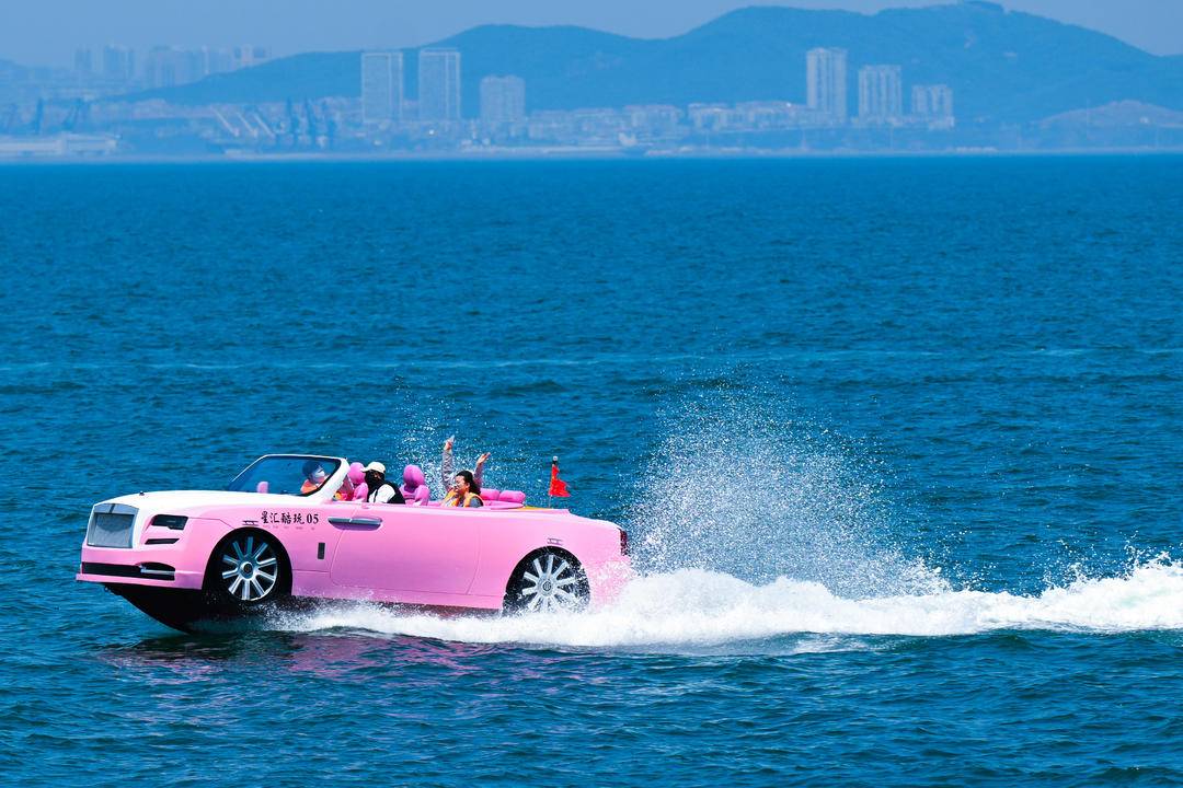 大連：大船穿樓 海上飛“車”