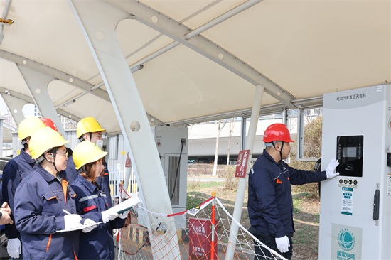 國網遼寧電力為“五一”綠色出行注入“滿格電力”_fororder_4月29日，國網（遼寧）電動汽車服務有限公司對全省14個地市的運維骨幹開展“理論+實操”專項培訓（高旭 攝）