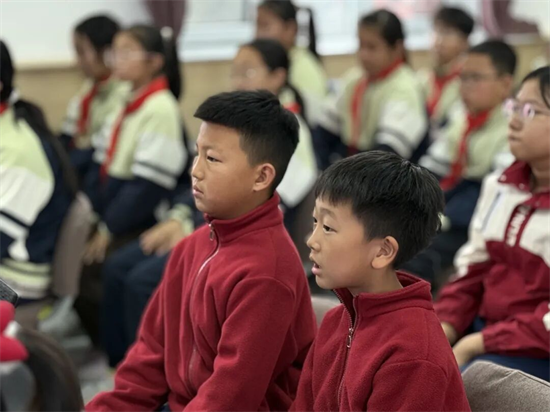 瀋陽杏壇小學白塔校區舉行“傳遞科學夢想”主題科普講座_fororder_教育機器人2