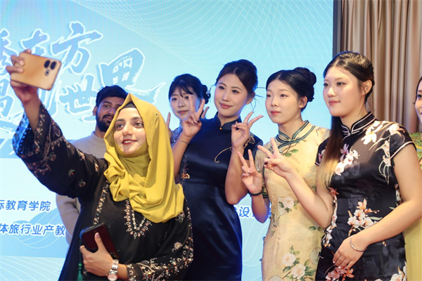 (圖勿刪)“錦繡東方 遇見世界”沈城上演跨國文化盛宴_fororder_旗袍12