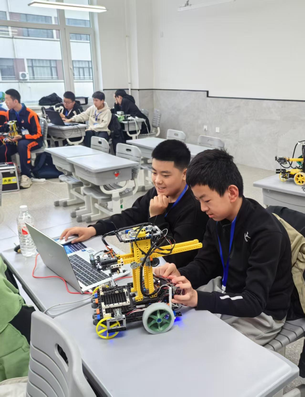 2025年瀋陽市中小學生智慧機器人實踐活動圓滿落幕