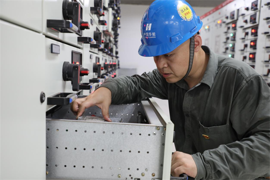 電廠“心臟”的守護者——記華能大連熱電廠電氣點檢長于航的匠人之路_fororder_馬靜熱電2