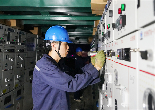 國網遼寧電力：全力打好防汛救災主動仗 保障電網安全電力可靠供應_fororder_7月28日淩晨，國網本溪供電公司員工使用核相儀對新遷改的10千伏大商開關站內3個母排開關櫃進行測相，全力做好送電前的各項準備工作，確保電網設備在汛期安全穩定運行 姜雲峰攝