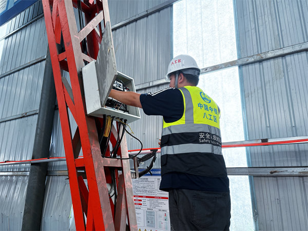 本桓高速八工區電工樊磊：衝刺階段的電力保障尖兵_fororder_圖片2