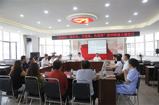 國網鐵嶺供電公司：聯學聯建進社區 電力開放惠民生_fororder_國家電網遼寧電力（鐵嶺）雷鋒共産黨員服務隊走進銀州區紅旗街道辦事處、東電社區，聯合舉辦“電力開放日”活動