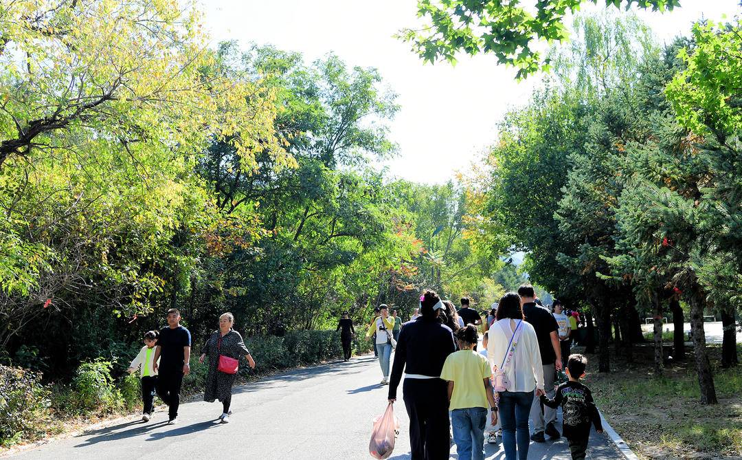 朝陽：遊人醉，生態美