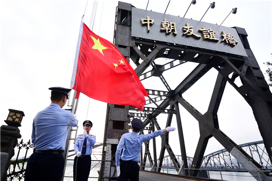 中朝友誼橋舉行國慶升旗儀式_fororder_圖片 2