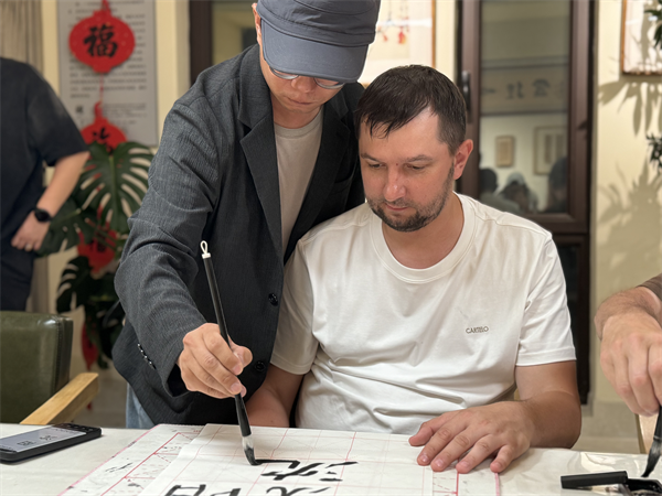 海外博主瀋陽行：稻浪裏的生日歌 筆鋒間的“瀋陽”情_fororder_瀋陽行第三天8