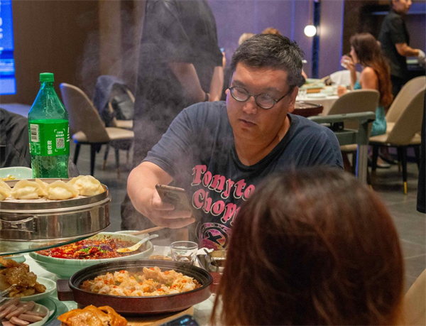 東北美食成“流量擔當” “舌尖上的瀋陽”俘獲海外博主心_fororder_美食綜合稿5
