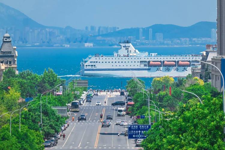 大連：大船穿樓 海上飛“車”