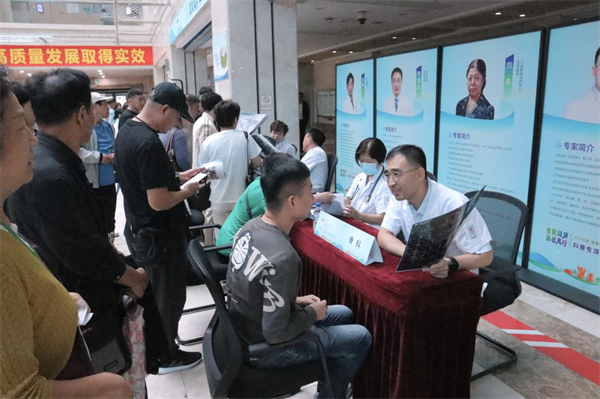 “健康中國 醫者先行”2025年度“健康傳中國 醫者在行動”主題活動（瀋陽站）科普專項行動在遼寧省人民醫院舉行_fororder_楊薇健康1