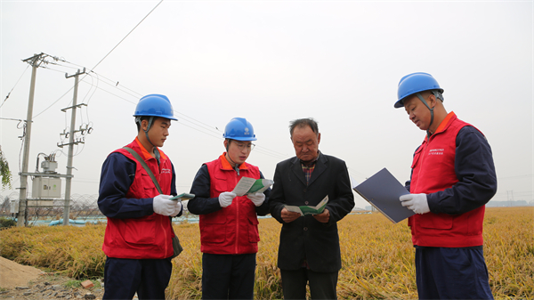 遼陽供電公司智慧巡檢護航秋收安全_fororder_燈塔電力2-10月16日，國網遼陽供電公司遼陽縣供電公司員工葛欣洋、姜春凱、張士明在唐馬寨村向農戶發放《致全省鄉村居民的近電收割安全公開信》。（王鑫洋）