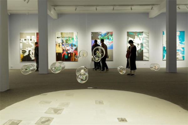 瀋陽鐵西紅梅文創園“何似人間”藝術展構築四重圖景_fororder_常紅梅2