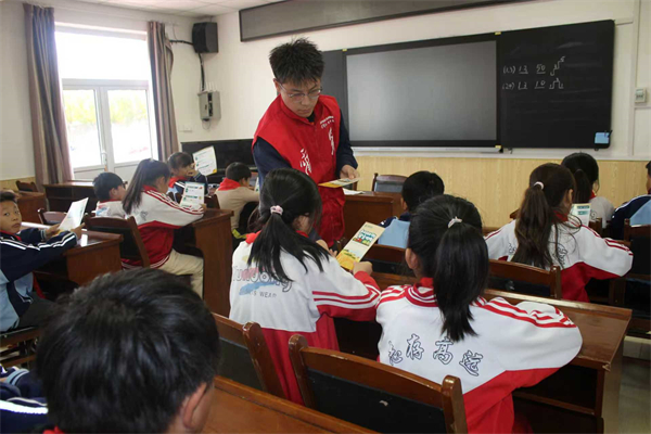 國網朝陽供電公司多維服務零距離  安全用電進鄉村_fororder_10月17日,國網朝陽龍城區供電公司組織工作人員到邊杖子小學發放用電安全宣傳手冊