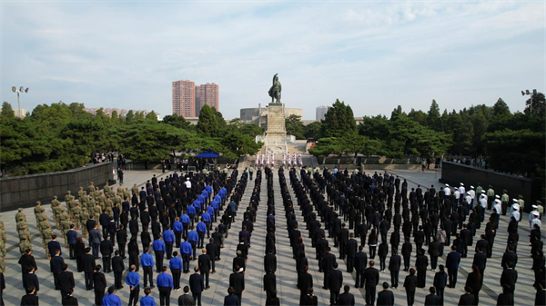 錦州軍地舉行烈士紀念日祭掃活動 深切緬懷革命先烈_fororder_錦州軍區1