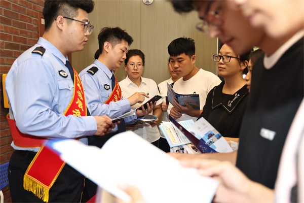 遼寧公安開展“政務服務進高校——開學季專場活動”_fororder_公安開學季1