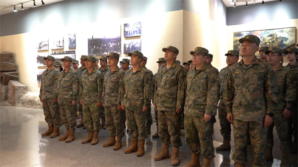 錦州軍地舉行烈士紀念日祭掃活動 深切緬懷革命先烈_fororder_錦州軍區6