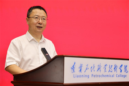 教師節當天 遼寧石化職業技術學院邀請行業專家講授開學第一課_fororder_楊薇教師節3