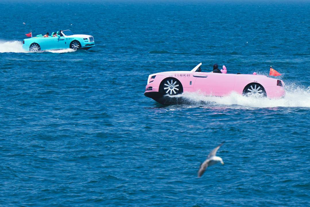 大連：大船穿樓 海上飛“車”