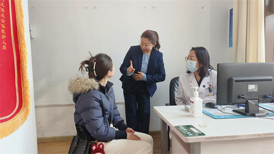 瀋陽市手語工作站功能“上新” 手語導醫讓無聲就醫暖起來_fororder_黃非加急1