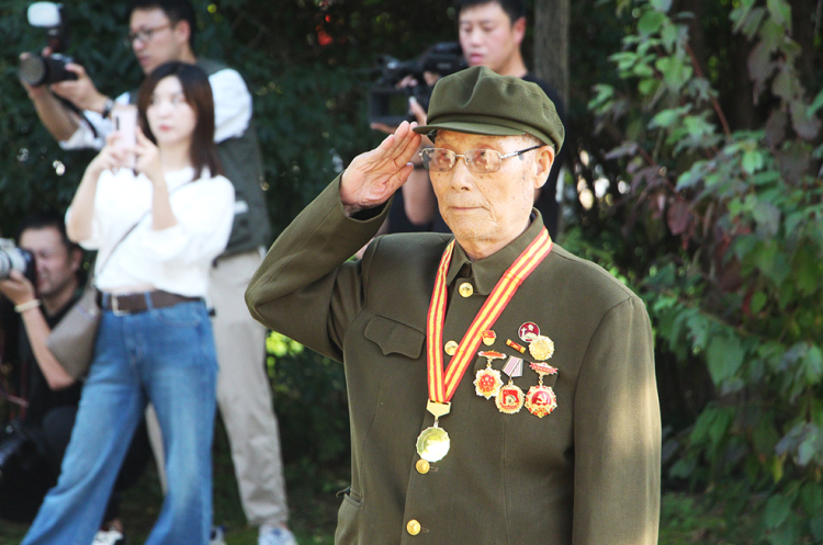 英雄回家 | 一首歌、一個軍禮……老兵們的深切思念