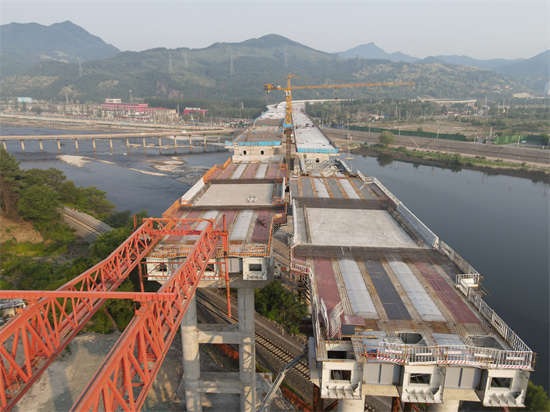 （待核實）本桓高速威寧互通B、C匝道上跨鐵路鋼箱梁頂推施工完成_fororder_中鐵本桓高速項目一工區1